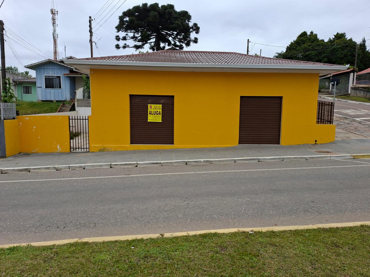 ALUGA-SE SALA COMERCIAL.