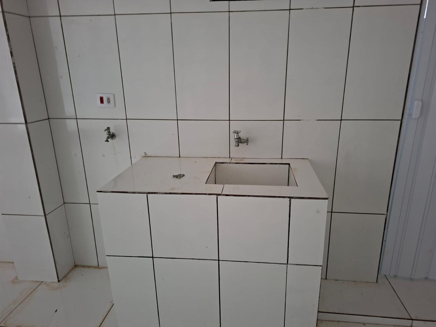 ALUGA-SE SALA COMERCIAL.
