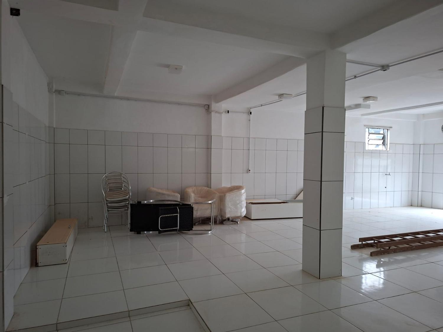 ALUGA-SE SALA COMERCIAL.