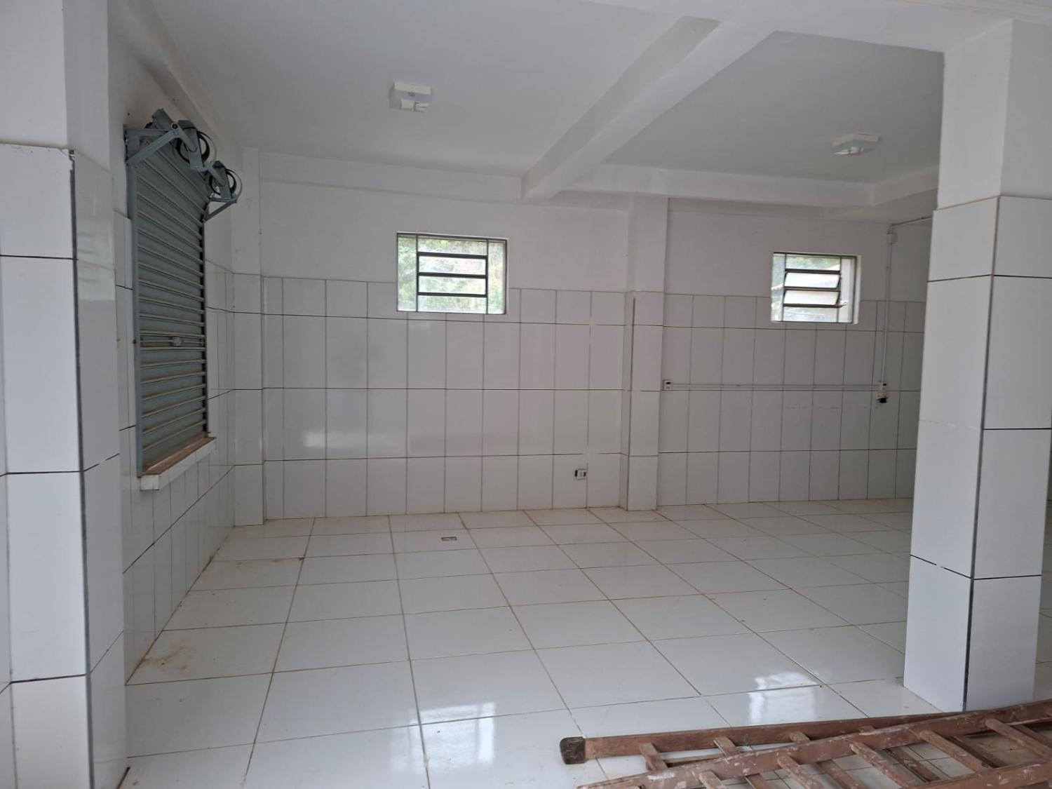ALUGA-SE SALA COMERCIAL.