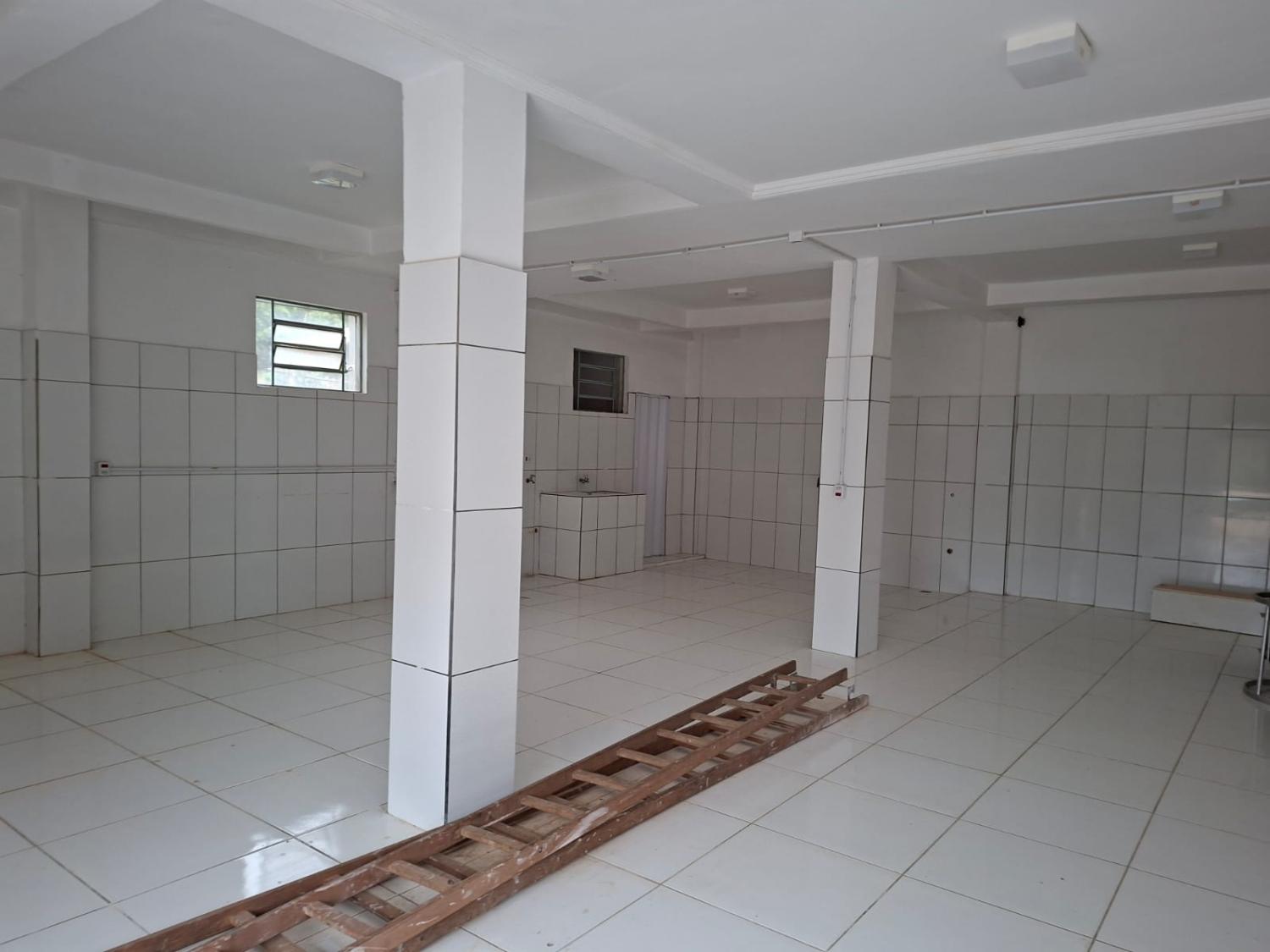 ALUGA-SE SALA COMERCIAL.