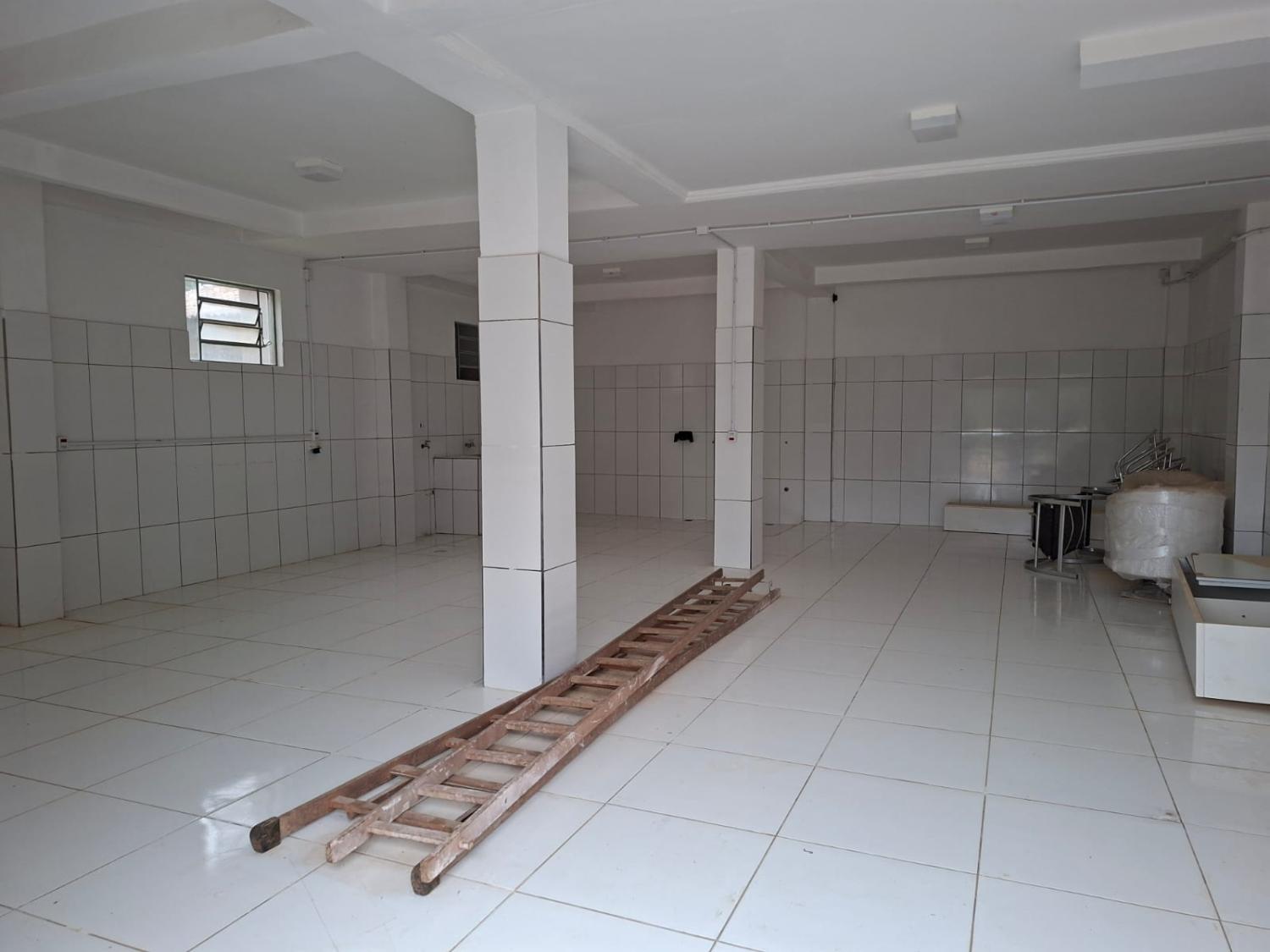 ALUGA-SE SALA COMERCIAL.